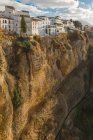 Vista panorâmica do desfiladeiro e do espaço urbano, Ronda, Espanha — Fotografia de Stock