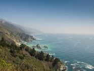 Vista del mar y la costa de Big Sur, California, EE.UU. - foto de stock