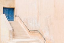 Старое здание с лестницами, Бонифачо на острове Корсика — стоковое фото