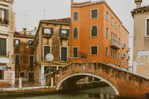 Canal de Rio dei Tolentini en Venecia, bajo la lluvia - foto de stock
