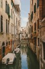 Un canale a Venezia con case — Foto stock