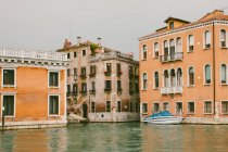 Um canal em Veneza com casas — Fotografia de Stock