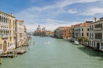Великий канал у Венеції з видом на Санта Марія делла Салют. — стокове фото