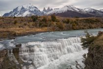 Vista su Paine Cascades e montagne lontane, Parco Nazionale Torres Del Paine, Cile — Foto stock