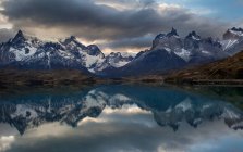 Nuvole di tempesta su Los Cuernos del Paine e lago, Parco Nazionale Torres Del Paine, Cile — Foto stock