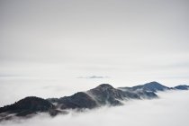 Hengshan-Berg in niedrigen Wolken, Nanyue, China. — Stockfoto