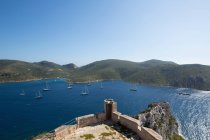 Vista de iates e mar do castelo em falésias, Parque Nacional Cabrera, Cabrera, Ilhas Baleares, Espanha — Fotografia de Stock