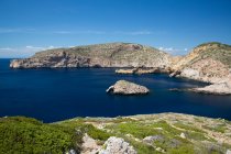 Vista das formações rochosas e baía, Parque Nacional de Cabrera, Cabrera, Ilhas Baleares, Espanha — Fotografia de Stock