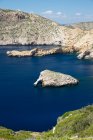 Vista das formações rochosas na baía, Parque Nacional de Cabrera, Cabrera, Ilhas Baleares, Espanha — Fotografia de Stock