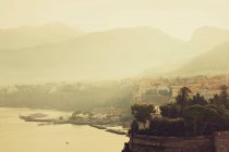 Vista brumosa del puerto hacia Nápoles, Sorrento, Italia - foto de stock