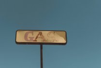 Abandoned gas sign and blue sky, Salton Sea, California, USA — Stock Photo