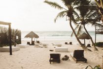 Шезлонги и зонтики на пляже, Тулум, Мексика — стоковое фото