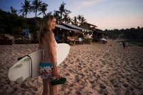 Frau mit Surfbrett, Blick aufs Meer, Balangan, Bali, Indonesien — Stockfoto