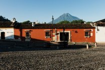 Дом на фоне гор, Антигуа, Гватемала — стоковое фото