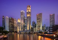 Waterfront und Skyline des Finanzdistrikts bei Nacht, Singapur — Stockfoto