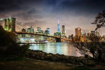 Бруклінський міст і фінансовий район вночі, Нью - Йорк, США — стокове фото