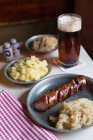 Salsiccia tradizionale e birra, Norimberga, Germania — Foto stock