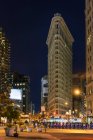 Vista del edificio Flat Iron por la noche, Nueva York, Estados Unidos - foto de stock