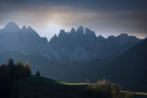 Casa isolata in paesaggio montano, Funes, Dolomiti, Italia — Foto stock