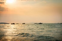 Barcos en el mar en la distancia, Koh Samet, Tailandia - foto de stock
