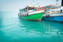 Традиционные тайские лодки на воде — стоковое фото