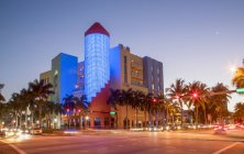 Gebäude im berühmten Art Deco District in South Beach bei Nacht — Stockfoto