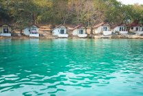 Traditionelle Hütten am Wasser, Koh Samet, Thailand — Stockfoto