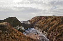 Cliffs and coastline with overcast sky, Flamborough Head, UK — Stock Photo