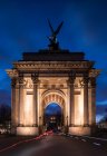Exterior de Wellington Arch por la noche, Londres, Inglaterra, Reino Unido - foto de stock
