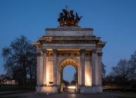 Extérieur de Wellington Arch la nuit, Londres, Angleterre, Royaume-Uni — Photo de stock