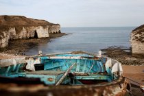 Fishing boat and coastline, Flamborough Head, UK — стокове фото