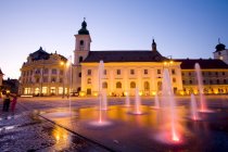 Brunnen am Hauptplatz von Sibiu, Piata Mare, Sibiu, Rumänien — Stockfoto