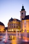 Brunnen am Hauptplatz von Sibiu, Piata Mare, Sibiu, Rumänien — Stockfoto