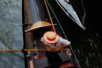 Мужчина Gondolier, Венеция, Италия — стоковое фото