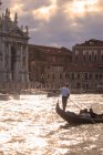 Masculino Gondolier, Venice, Italy - foto de stock