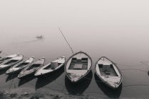 Barcos de pesca en fila, Varanasi, Uttar Pradesh, India - foto de stock