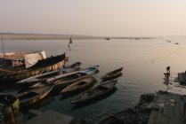 Гат с рыбацкими лодками, Варанаси, Уттар-Прадеш, Индия — стоковое фото