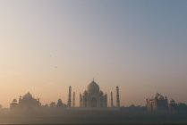 Vista nebulosa distante de Taj Mahal ao amanhecer, Agra, Uttar Pradesh, Índia — Fotografia de Stock
