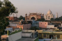 Vista lejana elevada del Taj Mahal, Agra, Uttar Pradesh, India - foto de stock