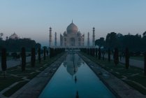 Piscina reflexão de Taj Mahal ao amanhecer, Agra, Uttar Pradesh, Índia — Fotografia de Stock