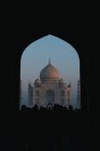 Vista del arco silueta de Taj Mahal al amanecer, Agra, Uttar Pradesh - foto de stock