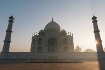 Vue en angle bas du Taj Mahal à l'aube, Agra, Uttar Pradesh, Inde — Photo de stock