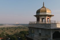 Vista lejana elevada del Taj Mahal desde el Fuerte Agra, Agra - foto de stock