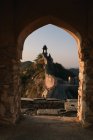 Vista del arco de la muralla y la torre de la ciudad, Amer Fort, Jaipur, Rajastha - foto de stock