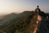 Vista elevata delle mura e della torre della città, Amer Fort, Jaipur, Rajasthan — Foto stock