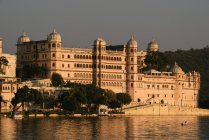 View of water front and Udaipur City Palace, Lake Pichola, Udaip — Stock Photo