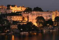 Vue du palais de la ville d'Udaipur au crépuscule, lac Pichola, Udaipur, Raja — Photo de stock