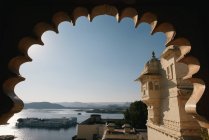 Vista del palazzo del lago dal palazzo della città di Udaipur, lago Pichola — Foto stock
