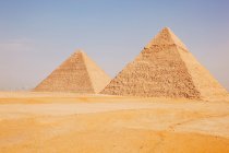 Gran pirámide y pirámide de Khafre, Giza, Egipto - foto de stock