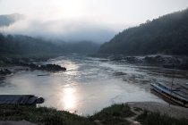 Fluss mit Nebel, Thailand — Stockfoto